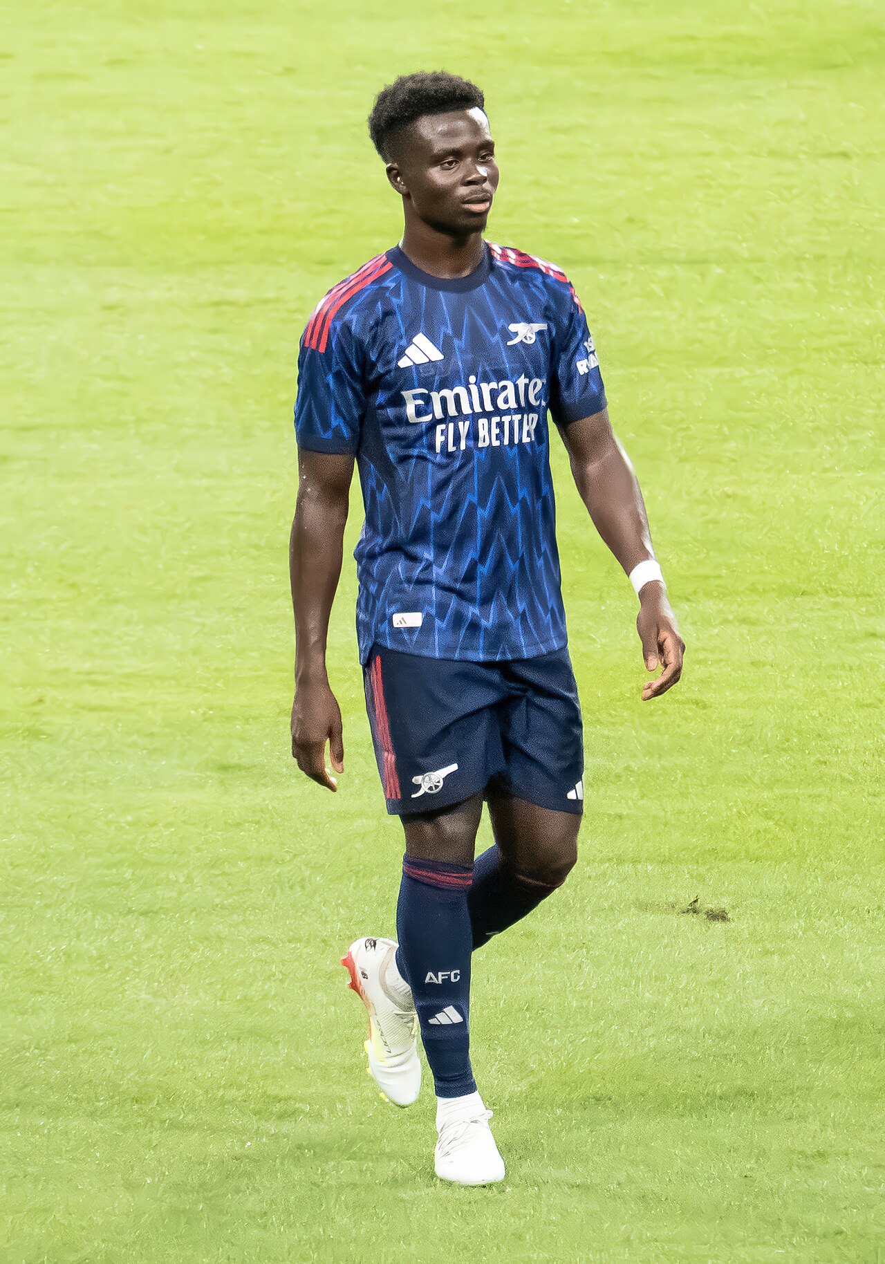 Bukayo Saka thi đấu cho Arsenal