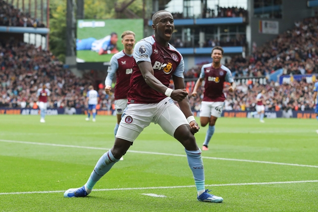 diaby thời còn ở Aston Villa