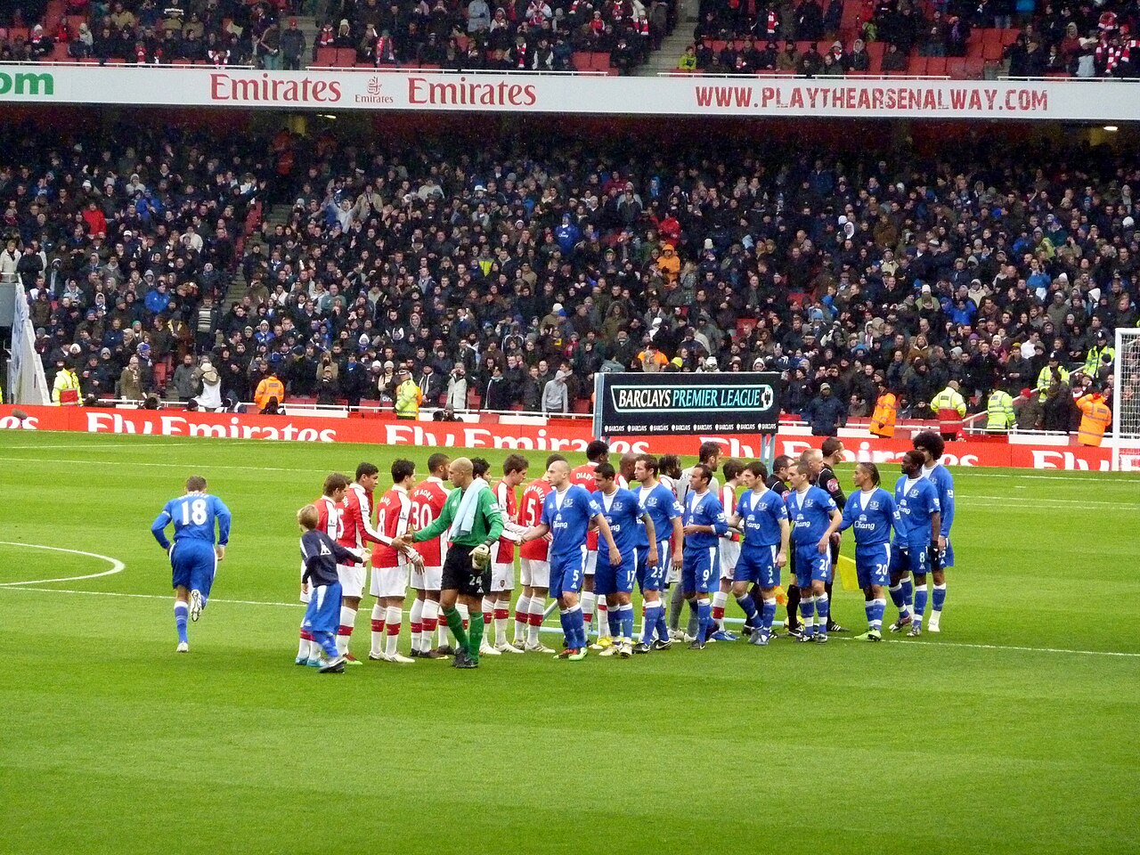 Các cầu thủ Arsenal thi đấu trong màu áo đỏ trắng truyền thống