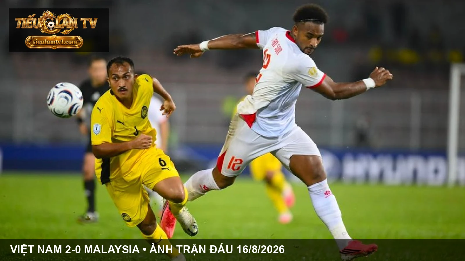 Pha tranh chấp giữa cầu thủ Việt Nam và Malaysia ở Kuala Lumpur