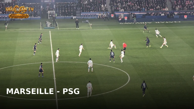 Cầu thủ Paris Saint-Germain và Olympique de Marseille trong trận Ligue 1