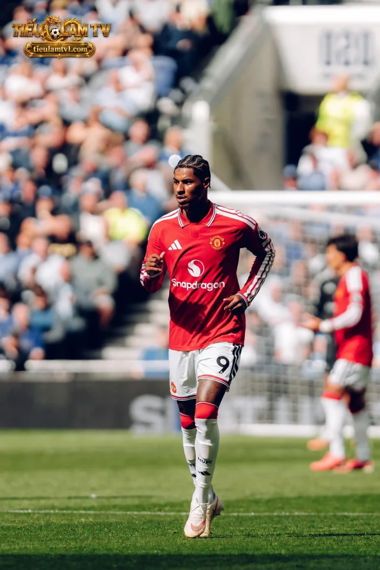 Marcus Rashford chạy trên sân trong trang phục Manchester United