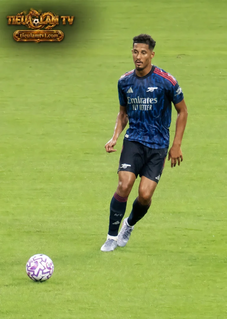William Saliba mặc trang phục khởi động Arsenal trên sân, ảnh tư liệu năm 2025