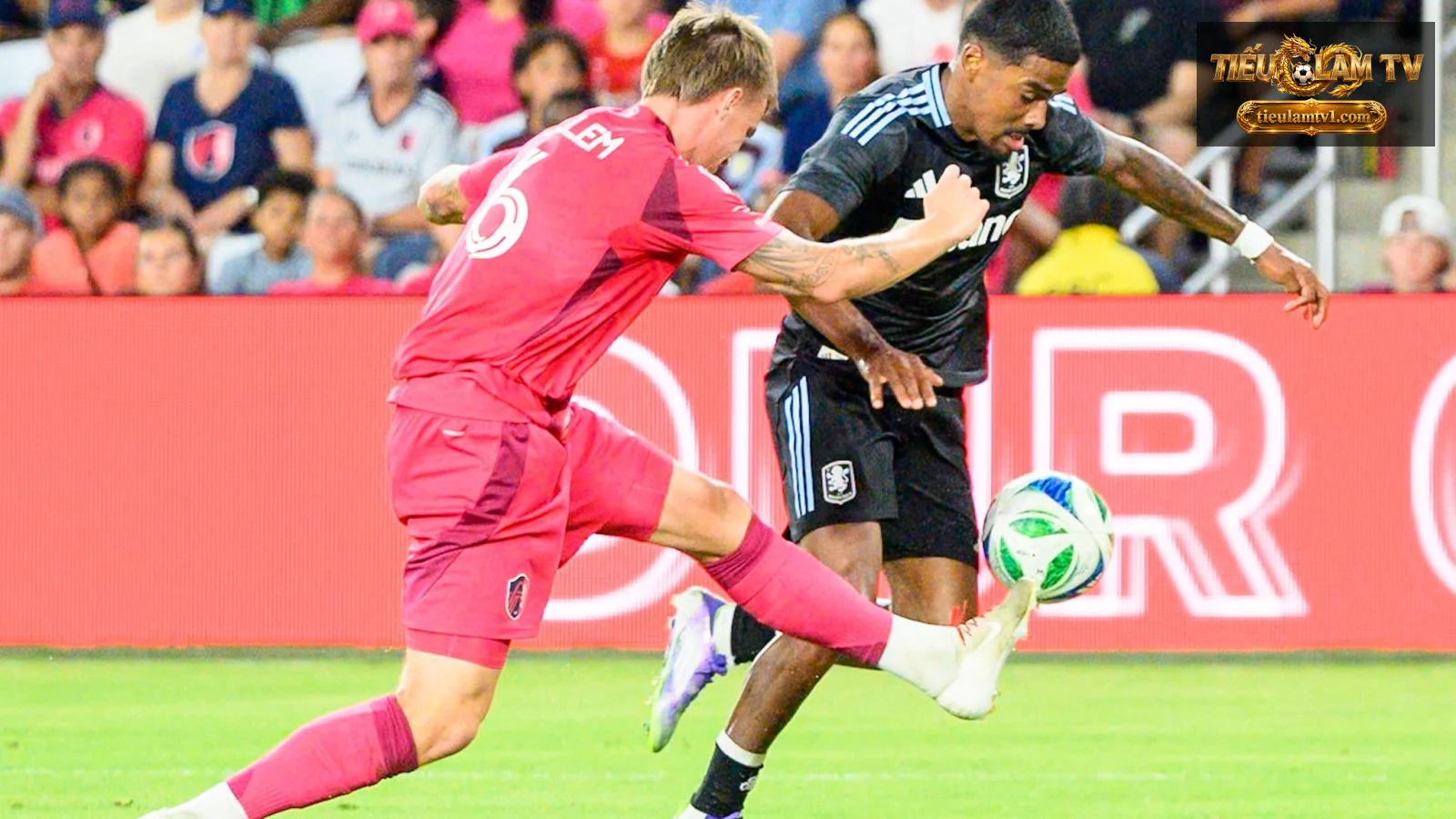 Ian Maatsen của Aston Villa trong trận đấu