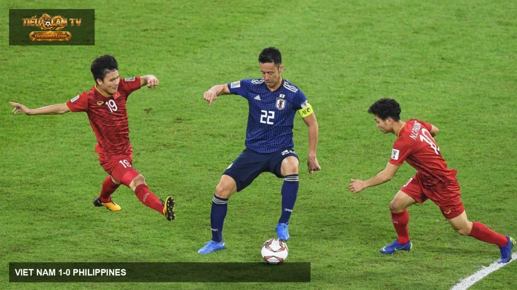 Cầu thủ đội tuyển Việt Nam tranh chấp với Nhật Bản ở Asian Cup 2019