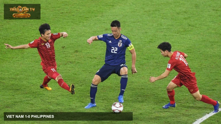 Cầu thủ đội tuyển Việt Nam tranh chấp với Nhật Bản ở Asian Cup 2019