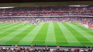 Khán đài Emirates Stadium trong ngày thi đấu Ngoại hạng Anh